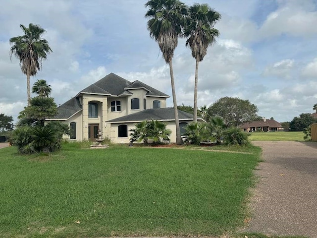 view of front facade with a front yard