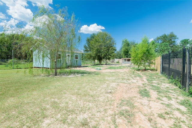 view of yard with an outdoor structure