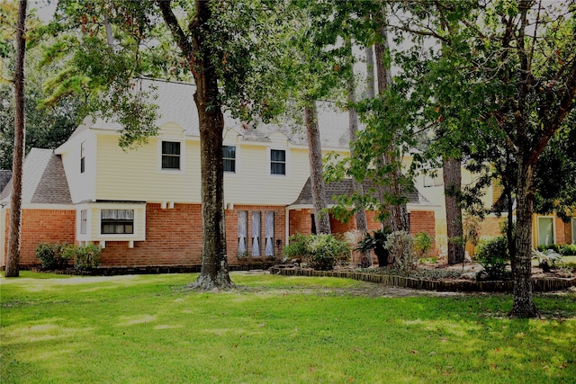 view of front of property with a front yard