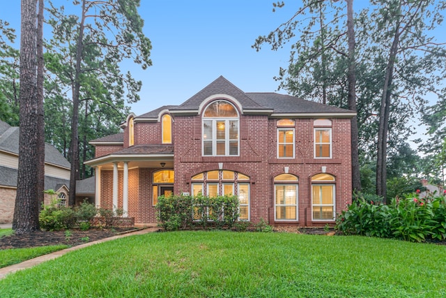 view of front of property featuring a front yard