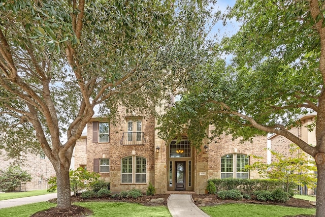 view of front of property with a front yard