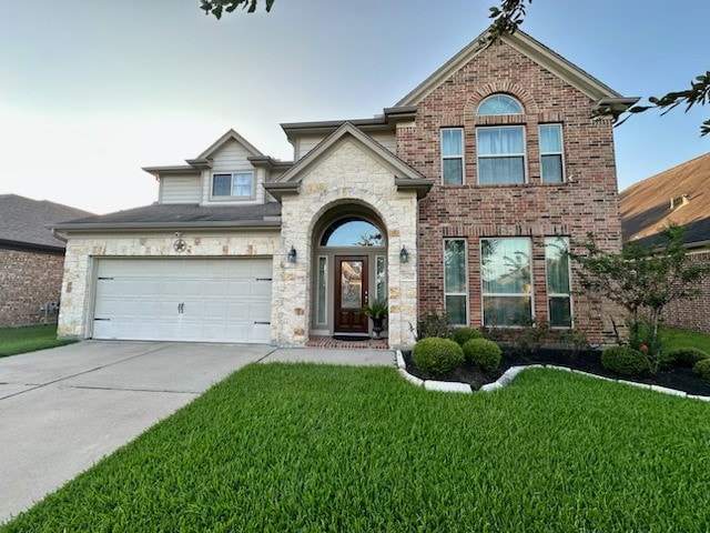 view of front facade featuring a front yard and a garage