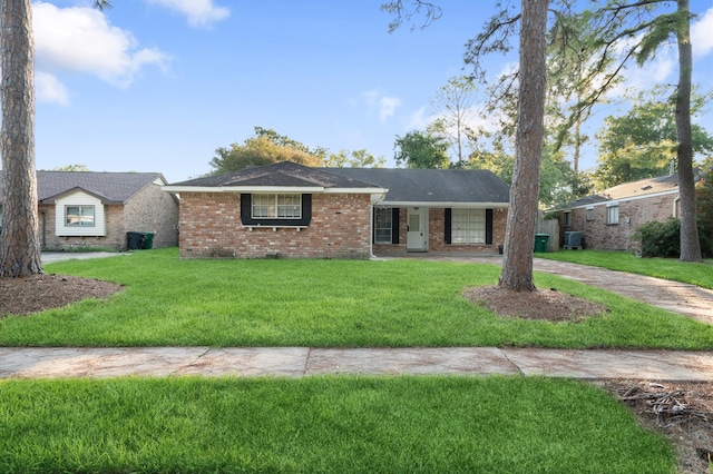 single story home featuring a front lawn