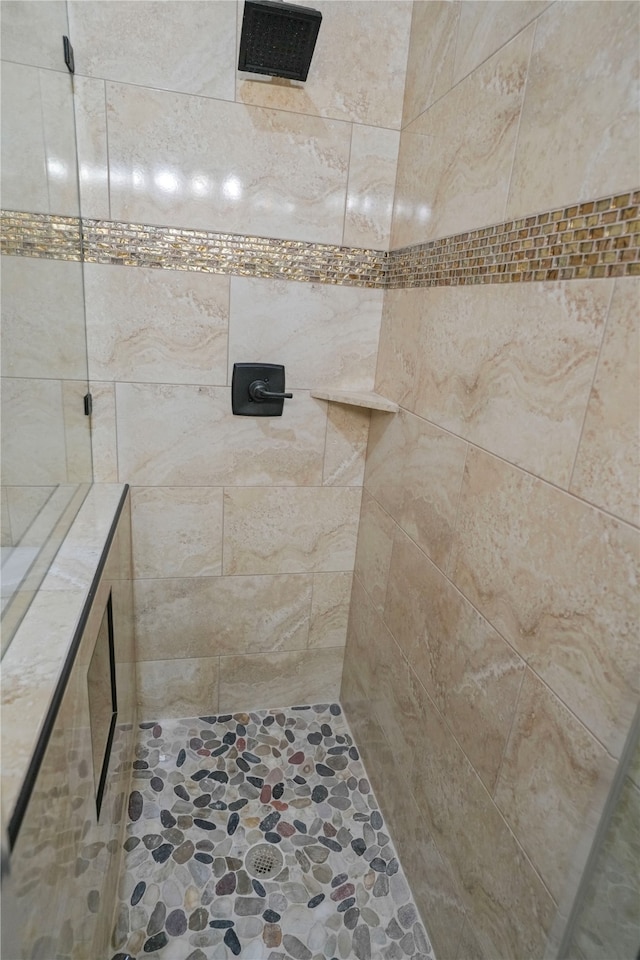 bathroom featuring tiled shower