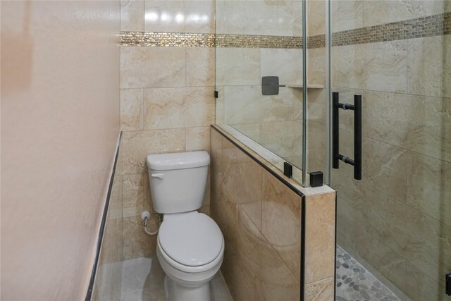 725 A Ave, La Marque, TX 77568 - bathroom featuring a tile shower and toilet