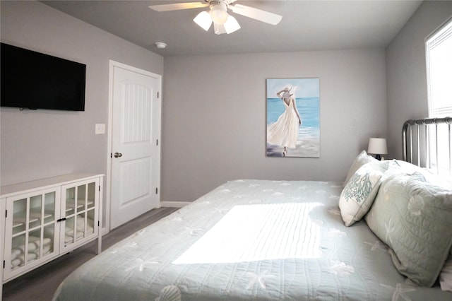 bedroom with ceiling fan