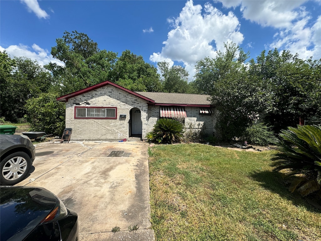 view of front of house featuring a front yard