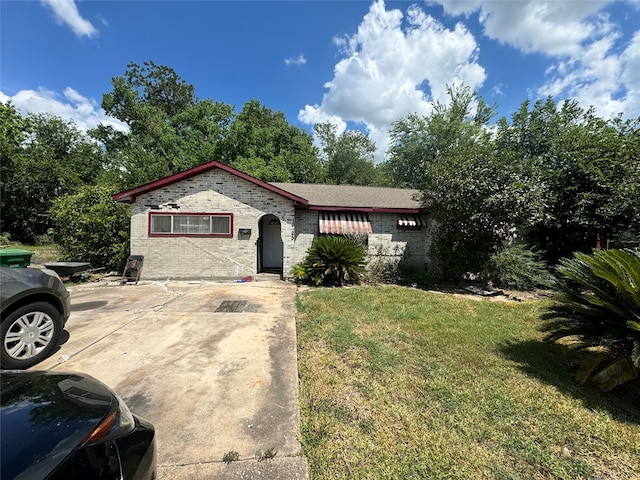 view of front of house featuring a front yard