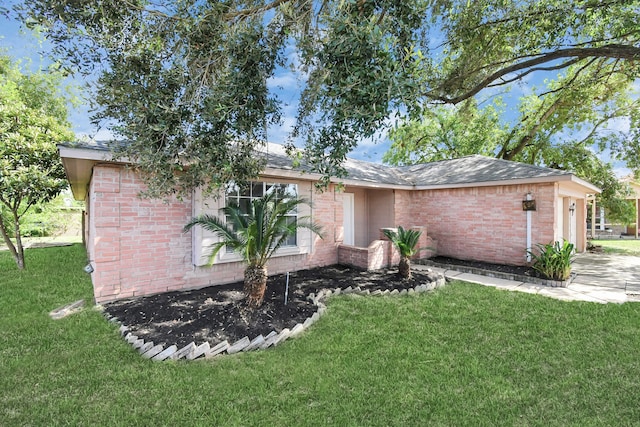 view of front of home featuring a front yard and a garage