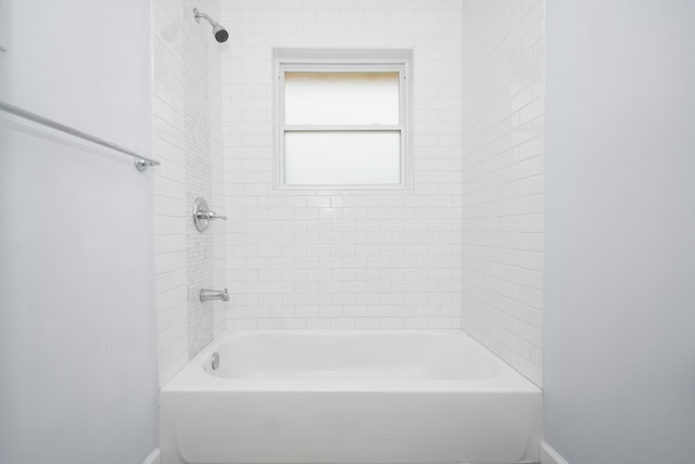 bathroom with tiled shower / bath combo