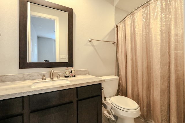 bathroom featuring a shower with curtain, vanity, and toilet