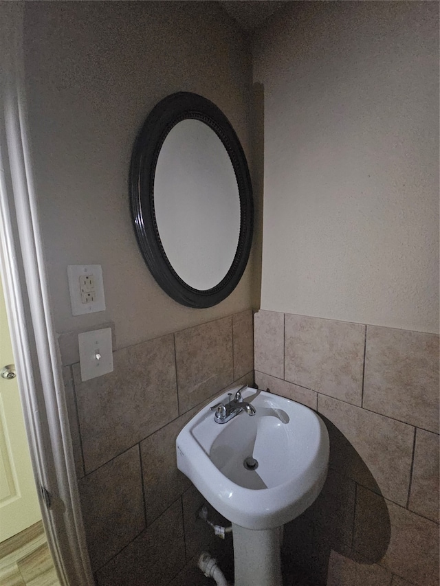 bathroom featuring tile walls