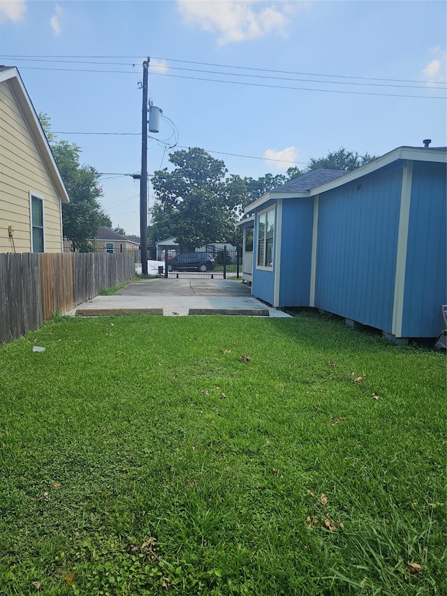 view of yard featuring a patio