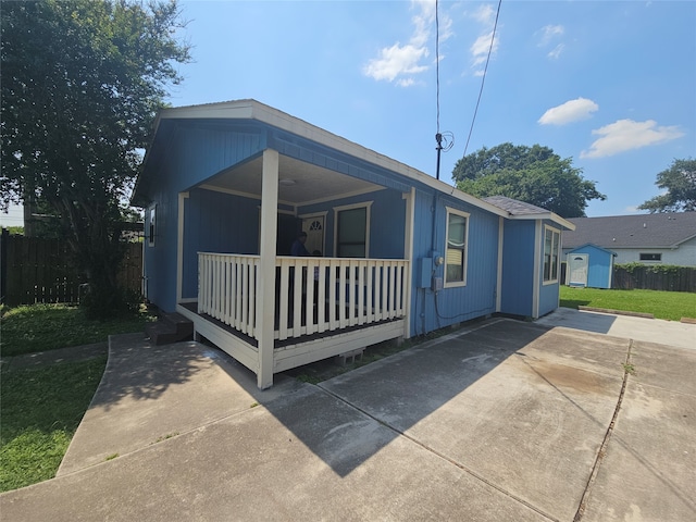 view of front of property with a shed and a porch