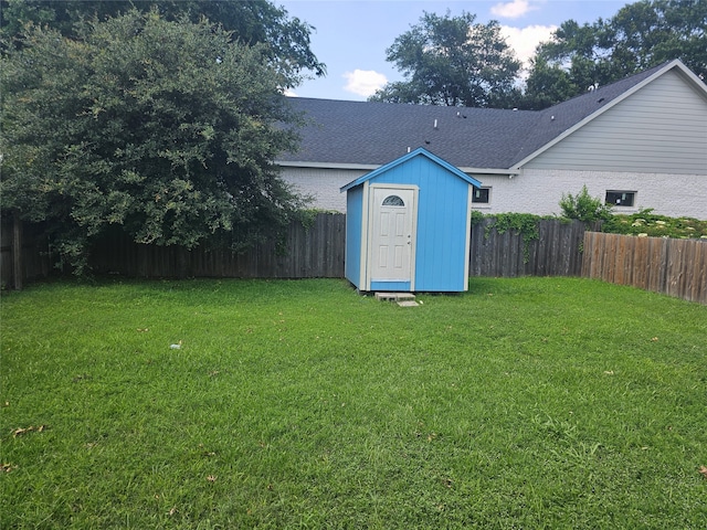 view of yard featuring a storage shed