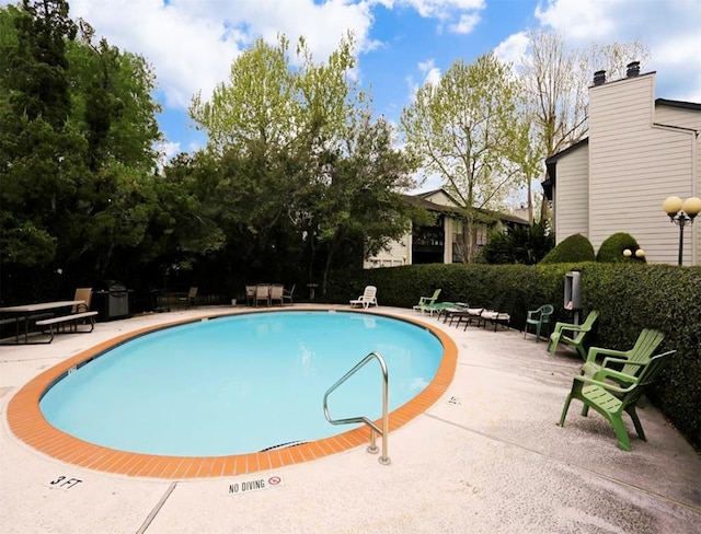 view of swimming pool featuring a patio