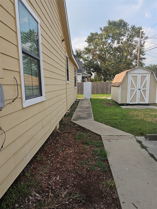 view of yard with a shed