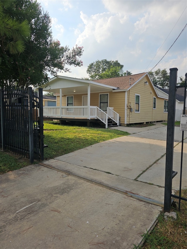 view of front of property featuring a front yard