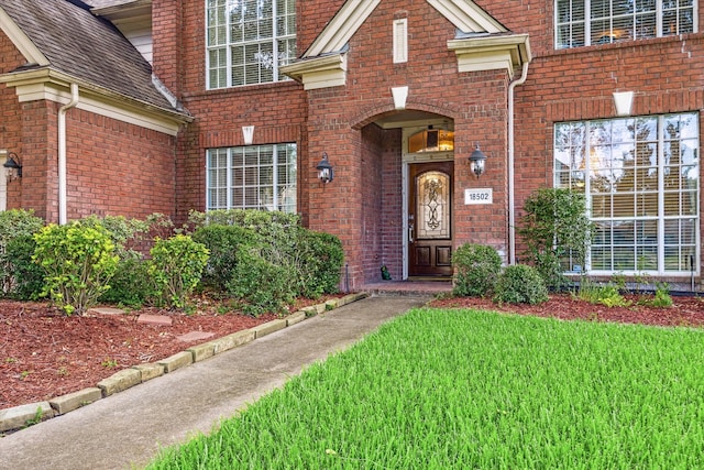 property entrance featuring a yard