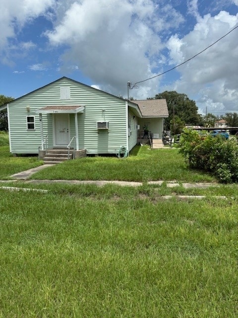 view of front of property featuring a front yard