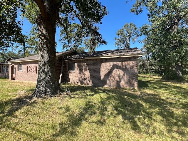 view of side of property featuring a yard