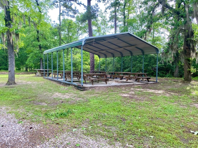 view of property's community featuring a lawn