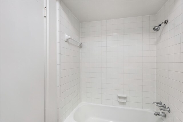 bathroom with tiled shower / bath combo