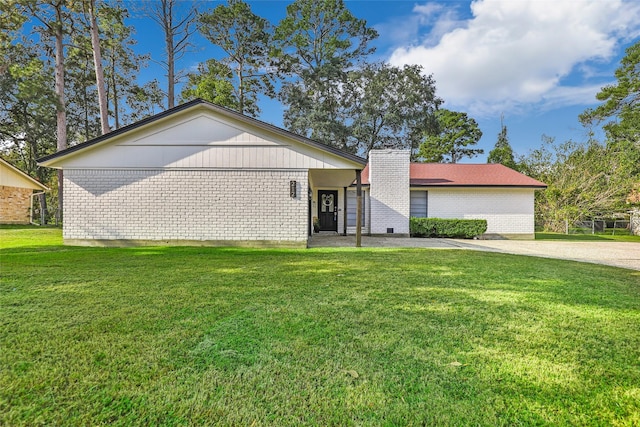 view of front facade featuring a front lawn