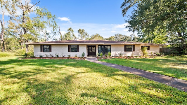 ranch-style home featuring a front lawn