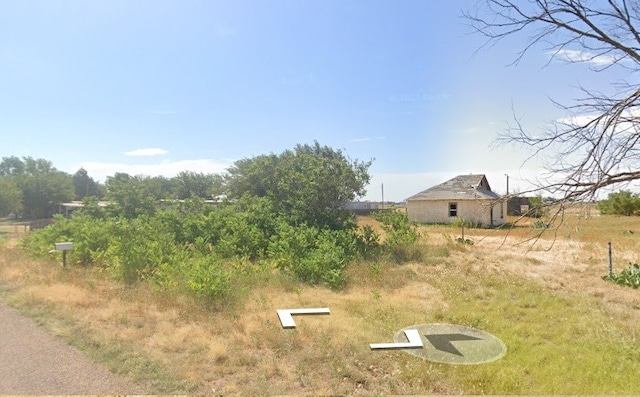 view of yard with a rural view