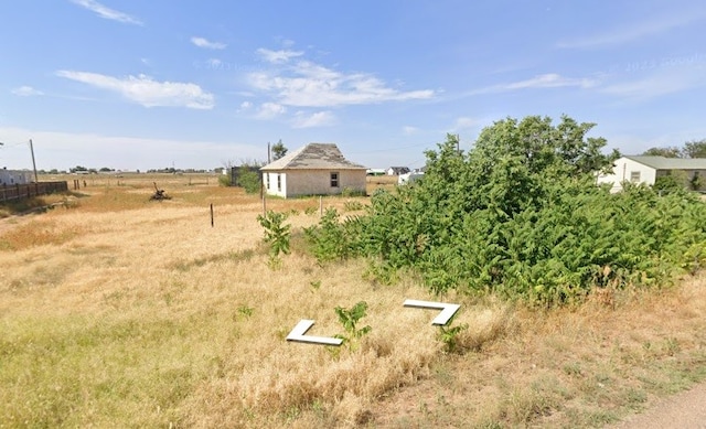 view of yard featuring a rural view