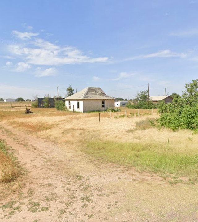 view of yard featuring a rural view