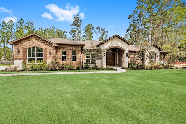 view of front of home featuring a front yard