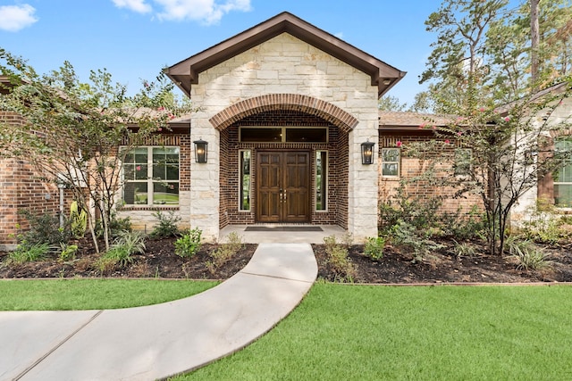 entrance to property featuring a yard