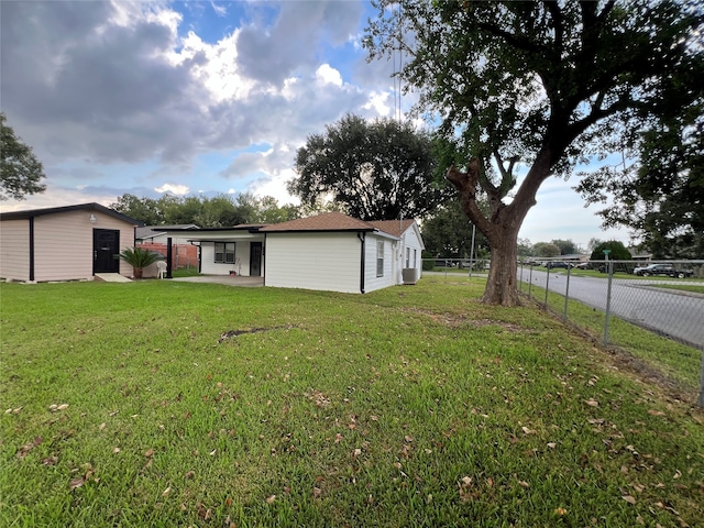 view of yard with an outbuilding