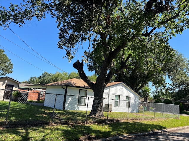 view of side of property featuring a lawn