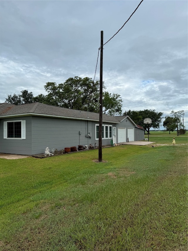 view of yard with a garage