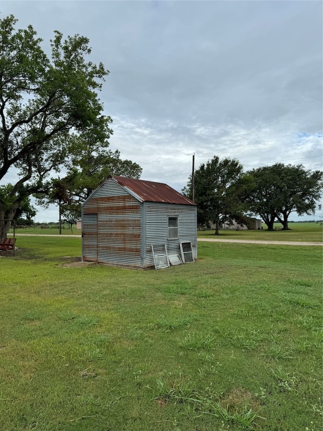 view of yard with an outdoor structure