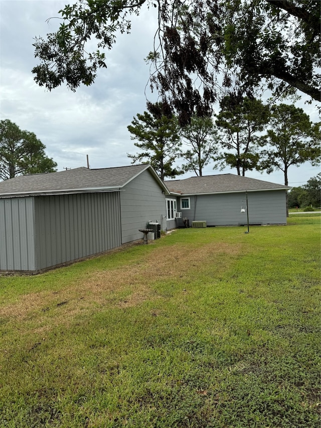 view of yard featuring an outbuilding