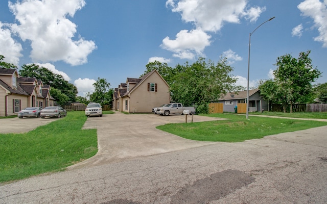 view of front of house featuring a front lawn