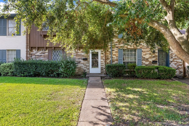 view of front of property with a front lawn