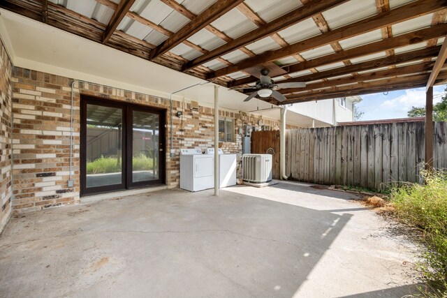 view of patio / terrace featuring washing machine and clothes dryer and ceiling fan