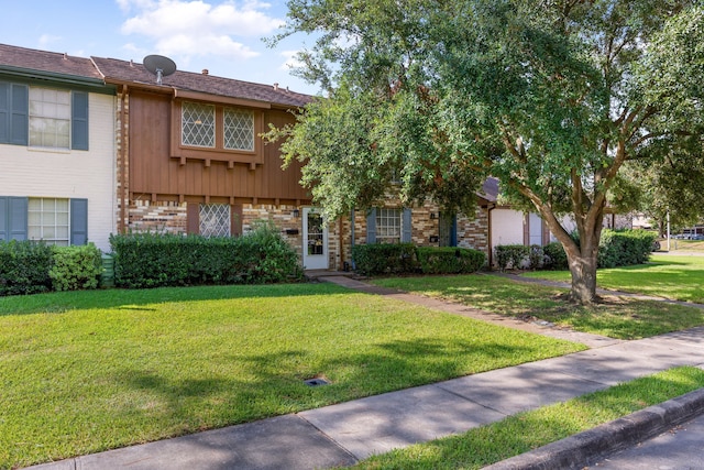 view of front of property featuring a front yard