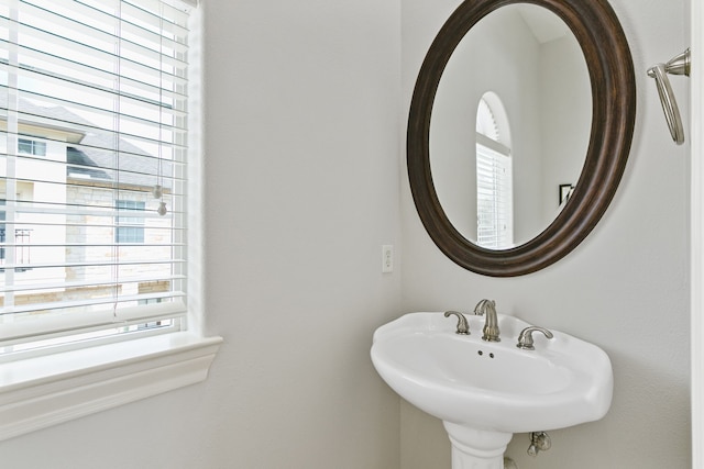 bathroom featuring sink