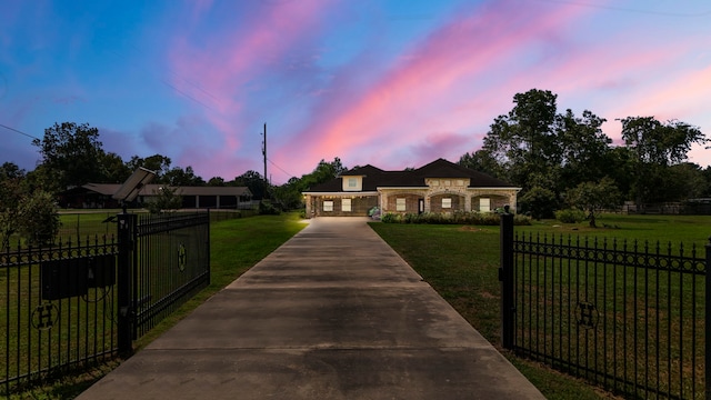 view of front facade with a lawn