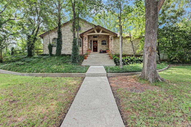 view of front of property featuring a front lawn