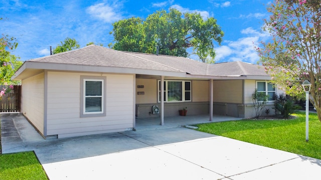 single story home featuring a front lawn