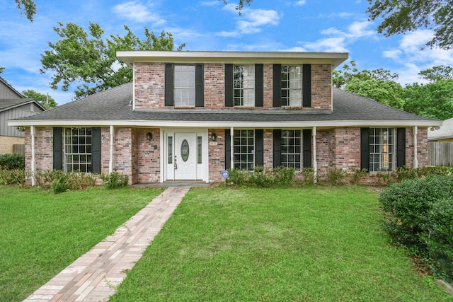 view of front of property featuring a front lawn