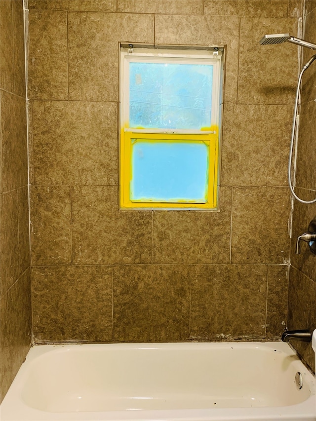 bathroom featuring tiled shower / bath