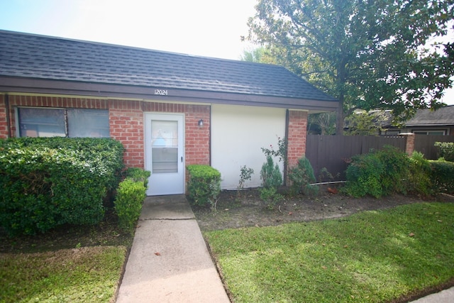 view of front of property featuring a front lawn